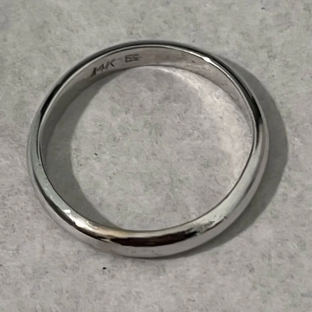 PRE-LOVED AUTHENTIC 14K SOLID WHITE GOLD BAND. - Picture 7 of 8